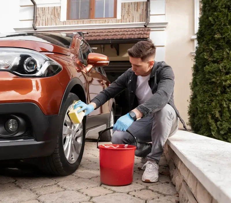 Lavage auto à domicile Les Allues : professionnel intervenant sur un véhicule